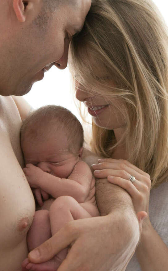 genitori con neonato in braccio